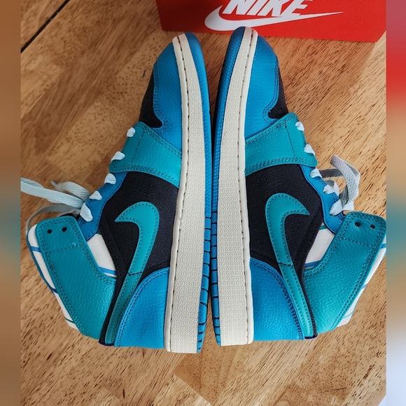 Nike Air Jordan 1 Mid Sneaker School In "Glacier Blue" Colourway 5Y - Picture 15 of 16